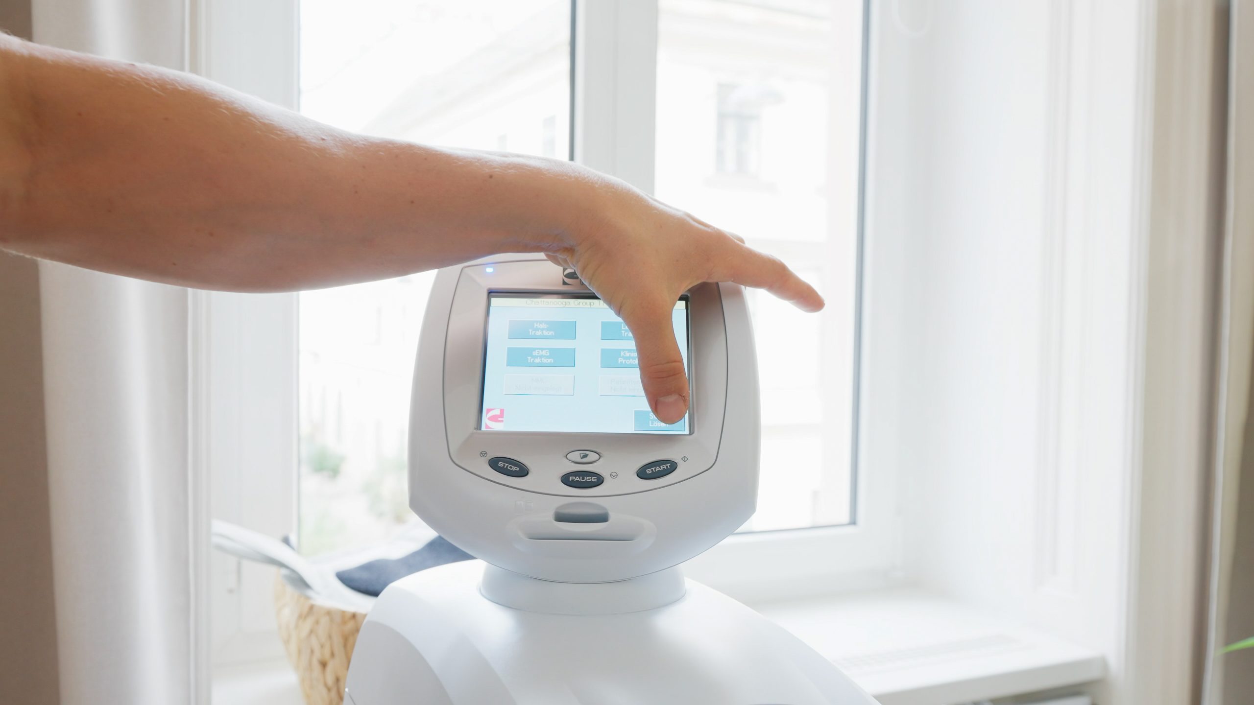 Felix Trescher bedient das Display der Extensionsliege im ChiroZentrum Wien.