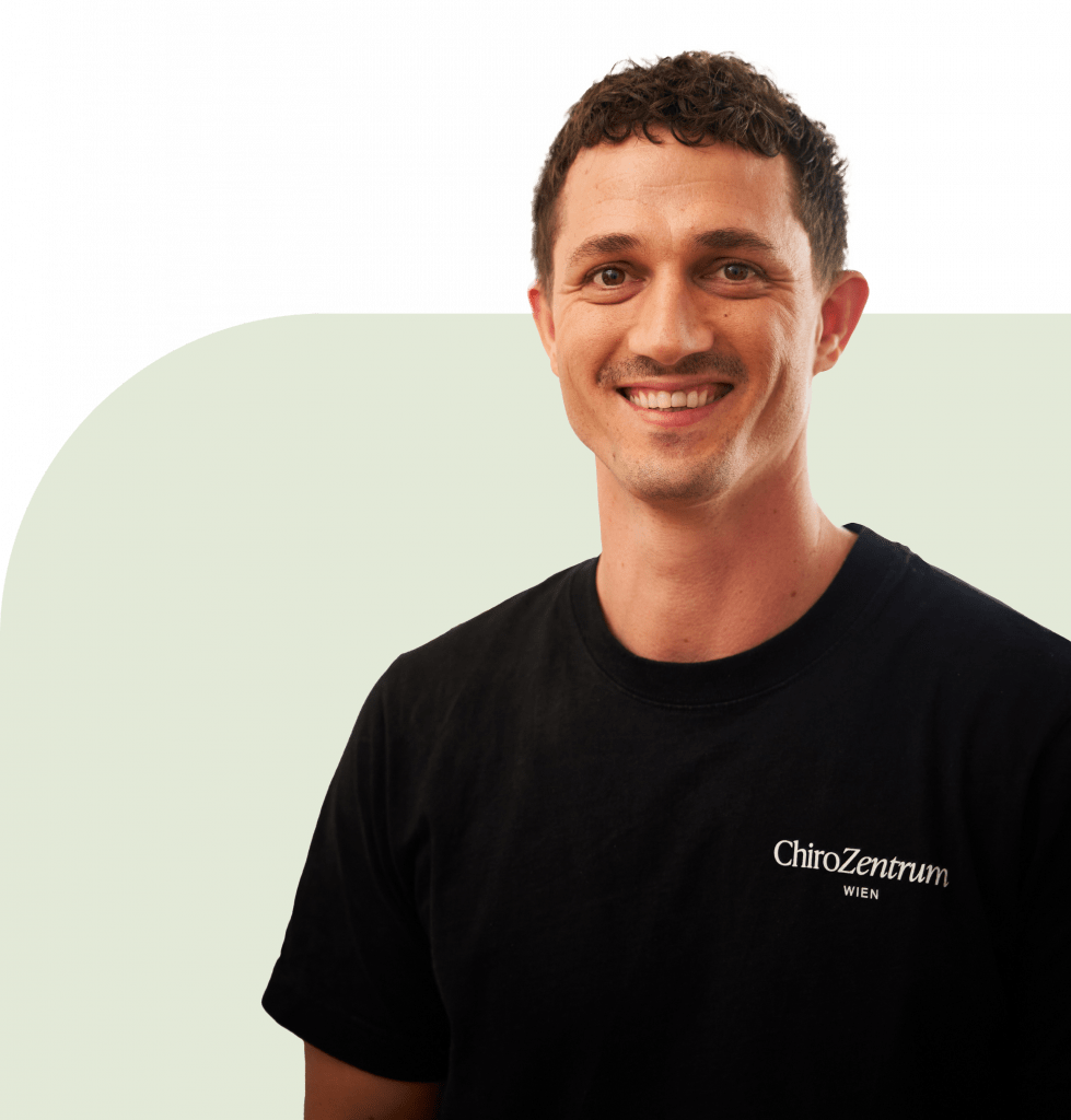 Chiropraktor Felix Trescher vom ChiroZentrum Wien und St. Pölten lächelt in die Kamera.